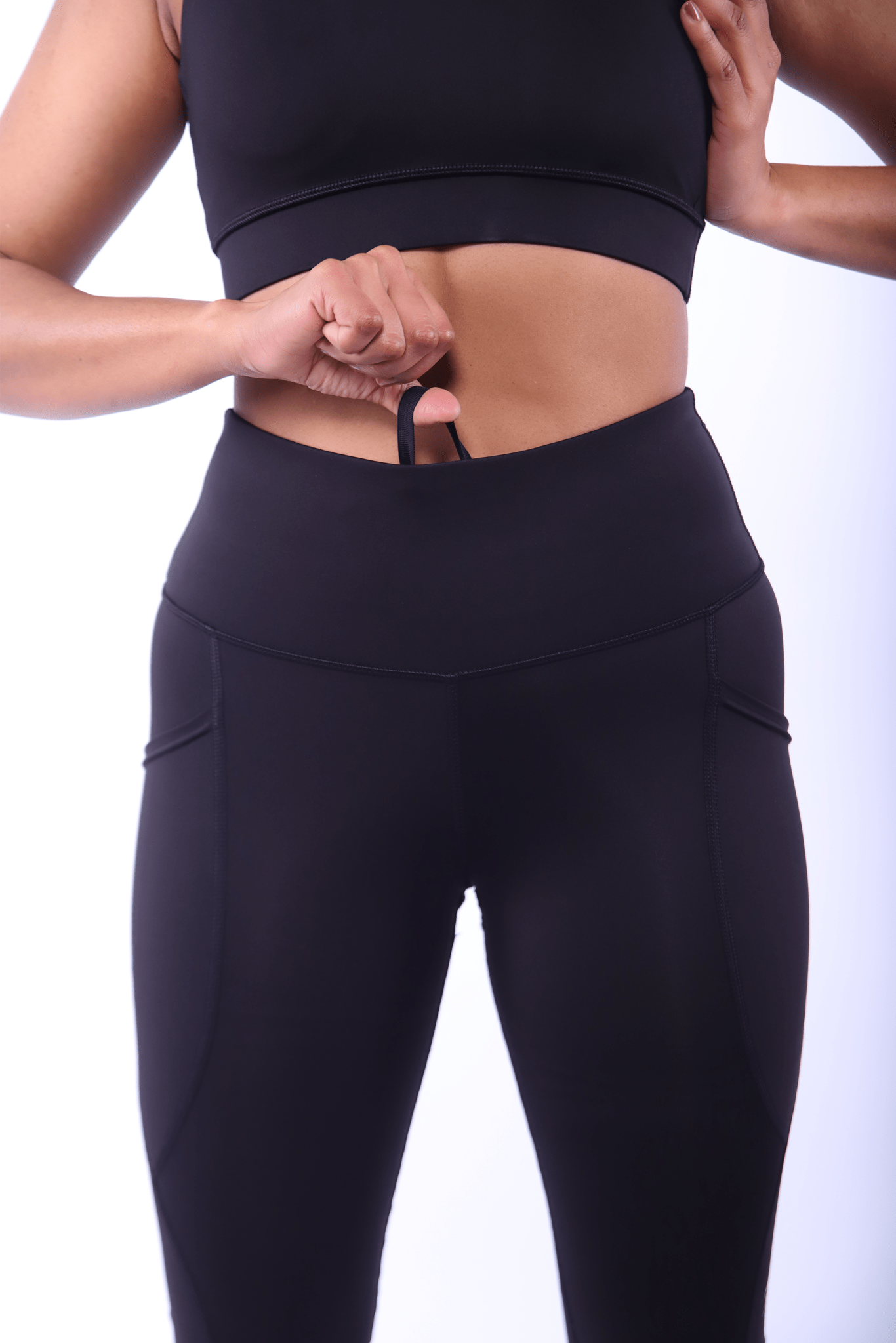  Close‑up of moisture‑wicking 4‑way stretch fabric on black leggings.